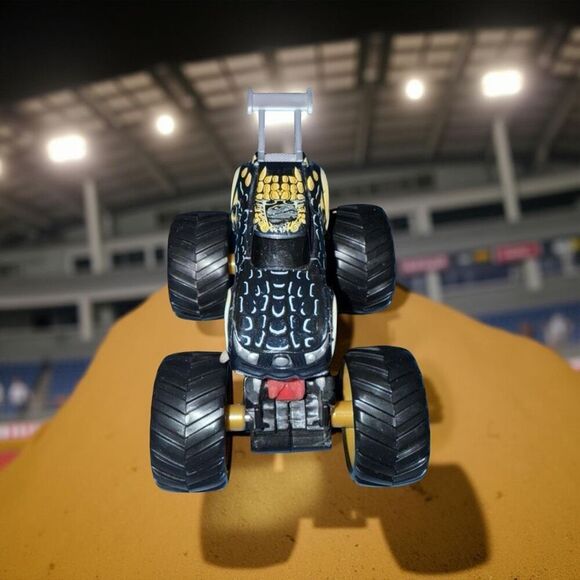 Hot Wheels Battle Beast Push Down Chomping Action Monster Trucks 1:64 Scale A27 - Picture 11 of 16